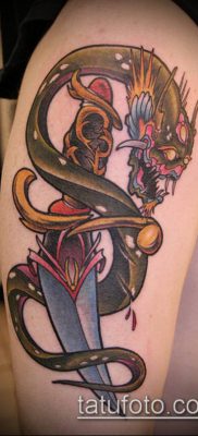 тату меч и змея №635 — прикольный вариант рисунка, который успешно можно использовать для преобразования и нанесения как тату меч и змея на ноге