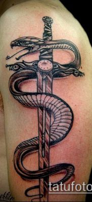 тату меч и змея №325 — прикольный вариант рисунка, который успешно можно использовать для переделки и нанесения как тату меч и змея на ноге