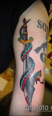 тату меч и змея №880 — классный вариант рисунка, который успешно можно использовать для преобразования и нанесения как тату меч и змея на ноге