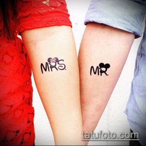 Фото парных тату на руках: надписи 'Mr' и 'Mrs' с силуэтами голов Микки и Минни Маус, выполненные в черном цвете.