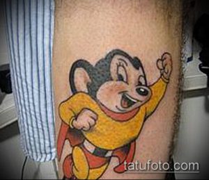 Цветная татуировка на предплечье: Супер-Мышонок (Super Mouse) в героической позе. Рисунок в стиле старых мультфильмов.