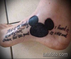 Простая татуировка на лодыжке: силуэт головы Микки Мауса и фраза "This is my family all on my own broken but still good".