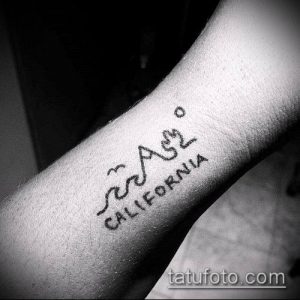 Фото тату: Надпись "CALIFORNIA" и изображение волн, выполненные на запястье. Минималистичная татуировка с географическим символизмом.
