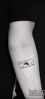 тату минимализм №886 — крутой вариант рисунка, который хорошо можно использовать для преобразования и нанесения как тату минимализм под грудью