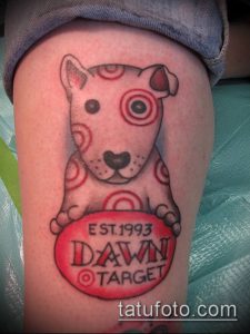 Фото тату на руке, изображающее собаку, стилизованную под логотип Target. Эскиз выполнен в ярких цветах, символизирует любовь к бренду или чувство принадлежности.
