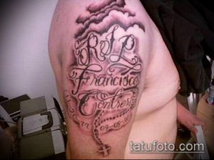 Фото тату: надпись "R.I.P. Francisco Contreras" с датами жизни и облаками на руке. Черно-серый эскиз татуировки в стиле графика.