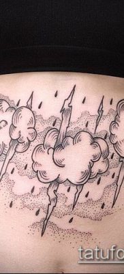 тату облака №216 — крутой вариант рисунка, который успешно можно использовать для доработки и нанесения как тату луна в облаках