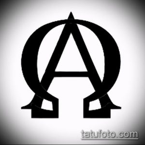 Черно-белое фото тату с изображением греческих букв Альфа и Омега, выполненное четкими линиями. Идеальный эскиз для минималистичной татуировки.