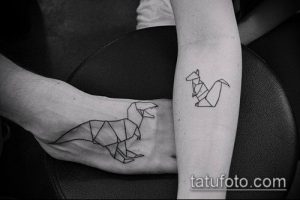 Фото парных тату на предплечьях: татуировки в стиле оригами, изображающие динозавра и птицу, выполненные тонкими черными линиями, символизирующие связь и общие интересы.