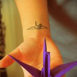 тату оригами №398 - прикольный вариант рисунка, который успешно можно использовать для преобразования и нанесения как тату оригами перо