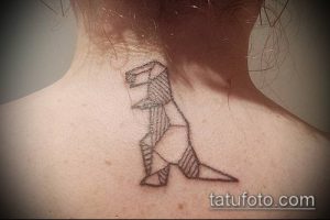 Фото тату динозавра, выполненного в технике оригами, на задней части шеи. Черно-белый рисунок татуировки с четкими геометрическими линиями.