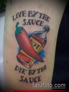 Фото тату на предплечье: красный перец чили, бутылка соуса и надпись "Live by the sauce, die by the sauce". Оригинальный рисунок татуировки.