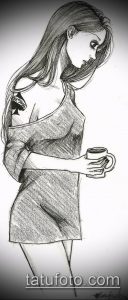 Красивый эскиз татуировки, изображающий девушку, держащую чашку, с татуировкой пиковой дамы на плече. Рисунок выполнен в черно-белой графике.