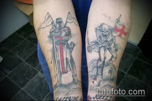 Фото тату на ногах: крестоносец с флагом и Эдди, талисман группы Iron Maiden. Оригинальный рисунок для поклонников музыки.