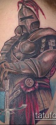 тату рыцарь №240 — достойный вариант рисунка, который хорошо можно использовать для переделки и нанесения как тату рыцарь на колене