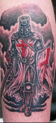 тату рыцарь №613 — эксклюзивный вариант рисунка, который успешно можно использовать для переделки и нанесения как тату рыцарь на ноге