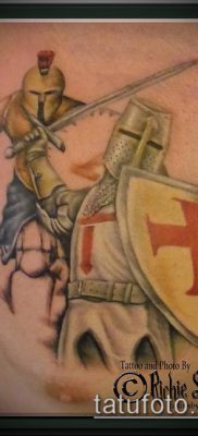 тату рыцарь №954 — достойный вариант рисунка, который хорошо можно использовать для переделки и нанесения как татуировка рыцарь на плече