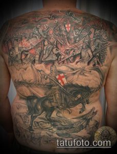 Фотография масштабной татуировки на спине, изображающей сцену битвы рыцарей. Детализированный рисунок татуировки в стиле реализм.