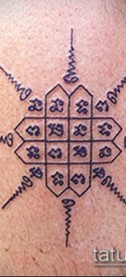 тату сак янт №749 — классный вариант рисунка, который легко можно использовать для переделки и нанесения как тату сак янт как у джоли