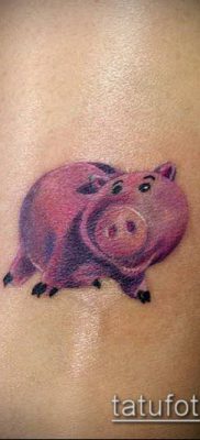 тату свинья №524 — достойный вариант рисунка, который успешно можно использовать для преобразования и нанесения как тату свинья и петух