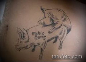 Фото тату двух поросят в интимной позе с надписью 'Make Bacon'. Рисунок выполнен в черно-серых тонах, с использованием штриховки.