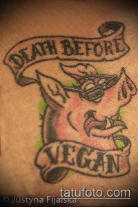 Фото татуировки свиньи с надписью 'Death Before Vegan' в стиле олдскул. Смелый и провокационный рисунок для тех, кто не боится выражать свою позицию.