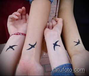 Фото парных тату ласточек на запястьях четырех людей. Минималистичные черные рисунки татуировок.