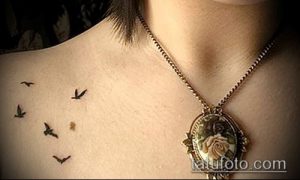 Фото миниатюрных татуировок птиц на ключице. Небольшие черные силуэты птиц, расположенные рядом друг с другом. Изящный и деликатный рисунок.