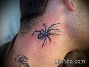 Фото тату маленького паука на шее. Простой и лаконичный рисунок с использованием черных линий и красного акцента. Идеальный эскиз тату для тех, кто предпочитает минимализм.