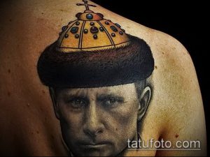 Фото тату: реалистичный портрет мужчины с изображением шапки Мономаха на голове, выполненный в ярких цветах. Оригинальный и запоминающийся дизайн.