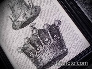 Фото тату: детально прорисованная черно-белая корона на фоне старинной книги, выполненная в технике гравюры. Идеально для любителей винтажного стиля.