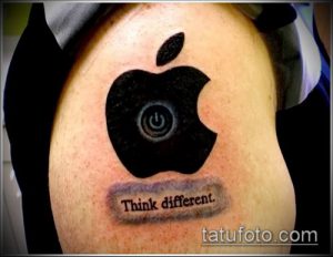 Фото тату логотипа Apple, стилизованного под кнопку включения/выключения. Черно-белый рисунок татуировки на плече.