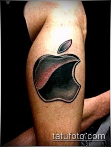 Фото тату логотипа Apple на руке, выполненного в черном цвете в минималистичном стиле.