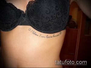 Фото минималистичной татуировки надписи "I believe I can live in heaven" с маленькими звездочками на ребрах.