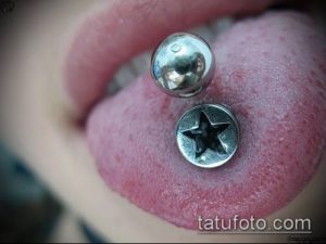 Фото пирсинга языка. Серебряный шарик и звезда украшают язык, создавая яркий акцент.