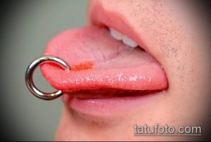 Фото пирсинга: серебряное кольцо в языке. Смелый и современный образ.