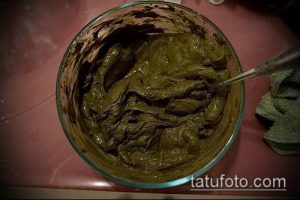 Фото процесса приготовления пасты для мехенди из натуральной хны. В стеклянной миске видно зеленую пасту, рядом инструмент для нанесения рисунка.