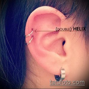 Фото двойного пирсинга Helix на ухе. Видно ухо с двумя серебряными кольцами, расположенными на хряще.