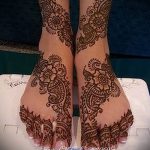 Фото тату мехенди на стопах: изящные цветочные узоры, украшающие верхнюю часть стопы и пальцы. Идеально для вдохновения и поиска идей для летних тату.