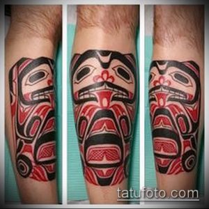 Фото татуировок в стиле Haida Raven на предплечьях трех людей, демонстрирующих стилизованные лица с использованием черного и красного цветов.