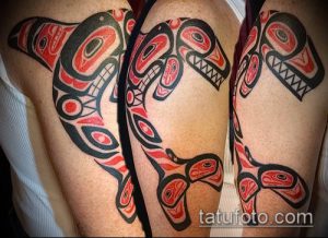 Фото татуировок в стиле Haida Raven на руках трех людей, демонстрирующих сложные узоры и символы в черном и красном цветах.