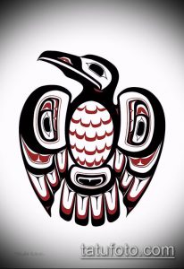 Черно-красный эскиз татуировки в стиле Haida Raven с изображением птицы, выполненный четкими линиями и геометрическими формами.