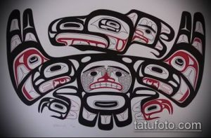 Фото тату: мощный орел в стиле Northwest Coast Native Art с черными и красными элементами, выполненный на плече.