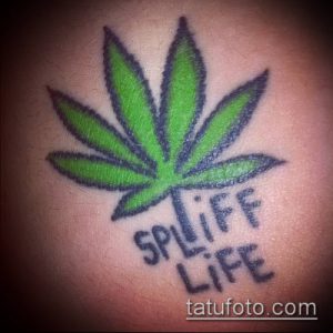 Фото тату: минималистичный рисунок листа марихуаны с надписью 'SPLIFF LIFE' выполненный черными чернилами на руке.