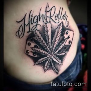 Фото тату с изображением листа марихуаны, игральных костей и надписи "High Roller". Стильный и оригинальный рисунок татуировки на теле.
