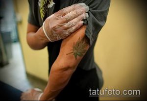 Фото тату с изображением листа марихуаны, выполненного в коричневых тонах на руке. Простой и стильный рисунок татуировки.