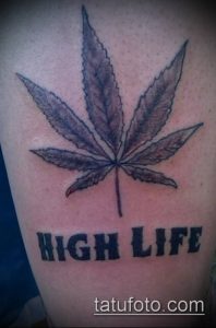 Фото тату: лист конопли с надписью "High Life" под ним. Черно-серый рисунок на руке.