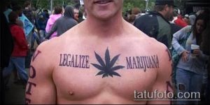 Фото тату: надпись 'Legalize Marijuana' с изображением листа каннабиса на груди мужчины. Яркий пример татуировки с политическим подтекстом.