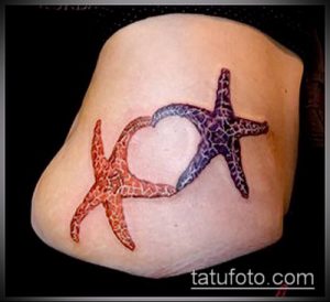 Фото татуировки двух морских звезд, образующих форму сердца, на бедре. Использованы яркие оттенки оранжевого и фиолетового.