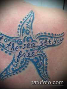 Фото тату морской звезды в полинезийском стиле с надписью "the sea set you free". Оригинальный рисунок татуировки с использованием традиционных узоров.